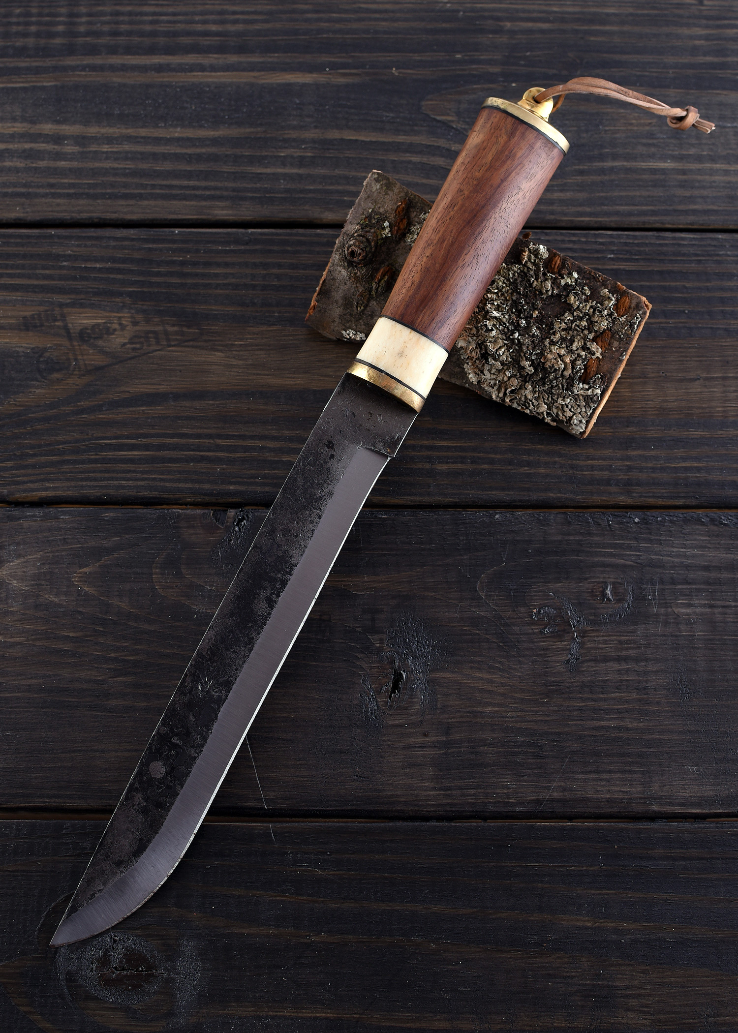 Messer mit Holzgriff und Lederscheide