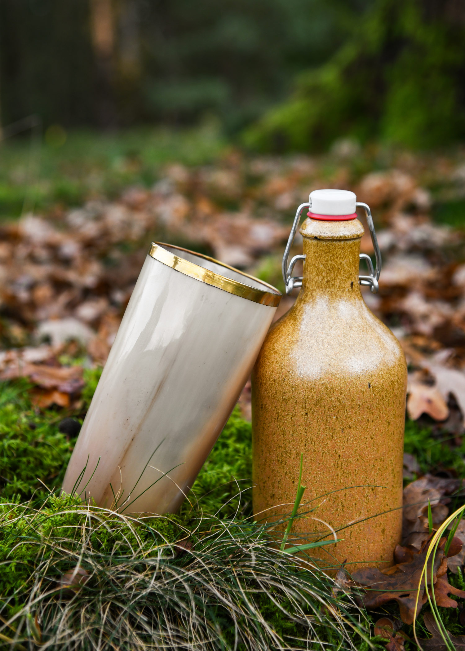 Trinkbecher aus Horn mit Messingrand, ohne Henkel Trinkbecher aus Horn mit Messingrand, ohne Henkel
