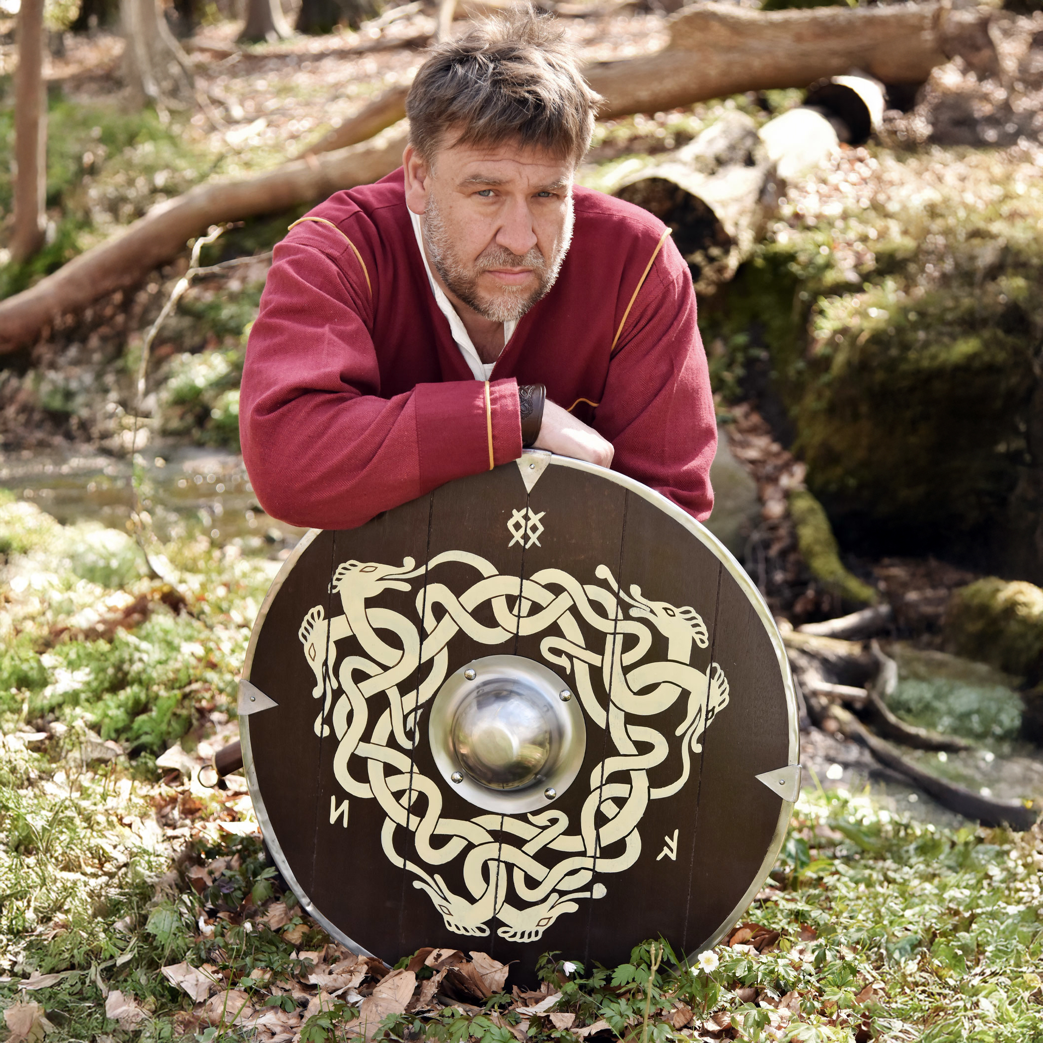 Angelsächsischer Schild mit Schlangenmotiv und Runen, 61 cm