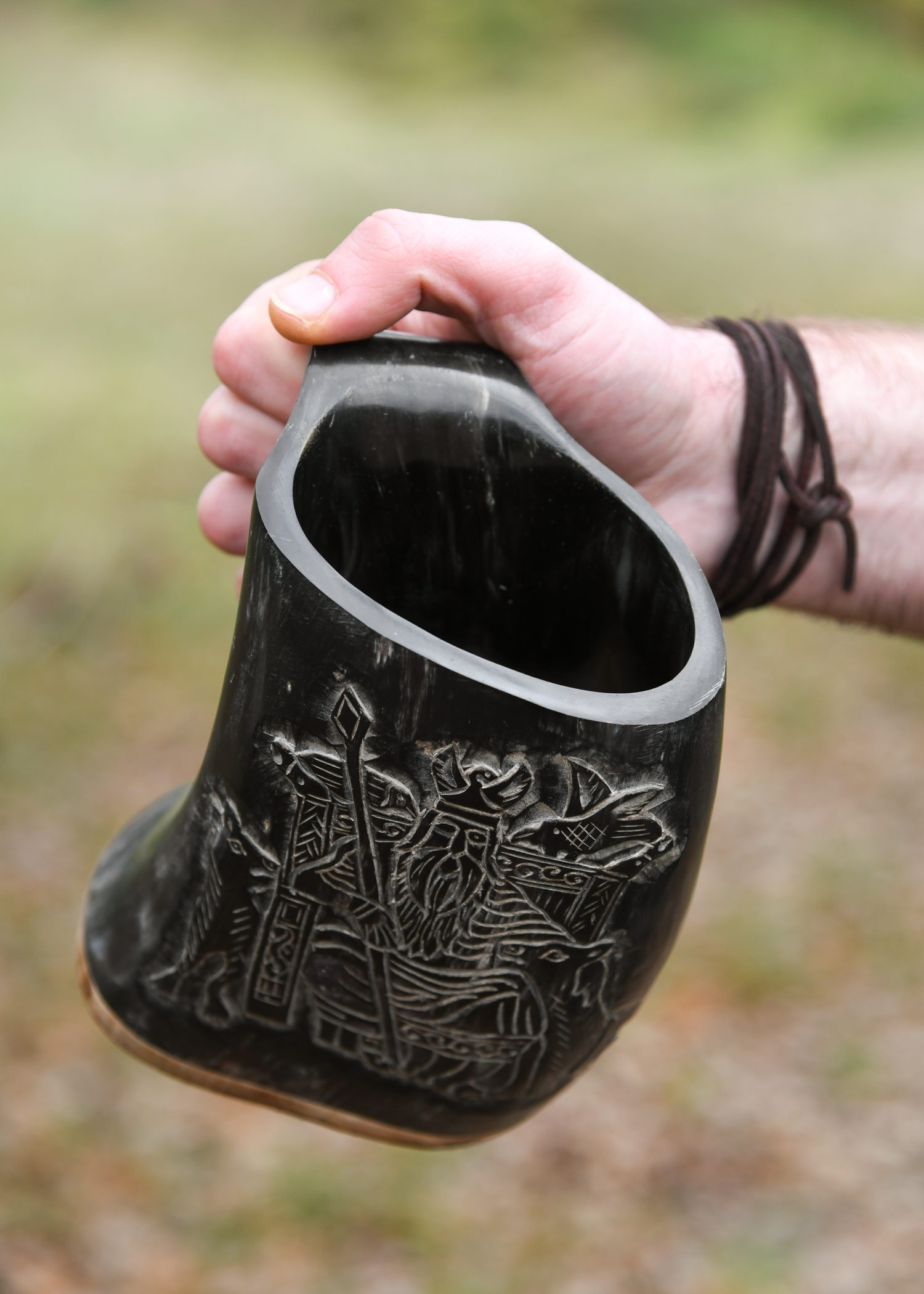 Hornbecher, Bierkrug mit Holzboden und Odin-Motiv Hornbecher, Bierkrug mit Holzboden und Odin-Motiv