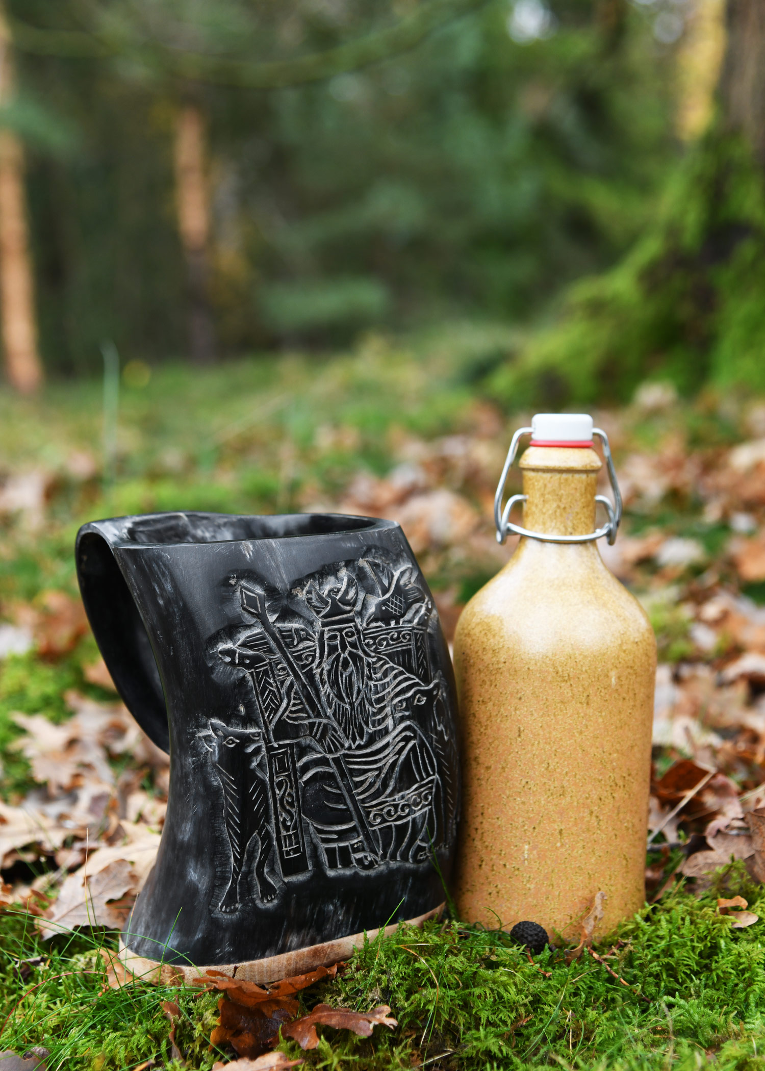 Hornbecher, Bierkrug mit Holzboden und Odin-Motiv Hornbecher, Bierkrug mit Holzboden und Odin-Motiv