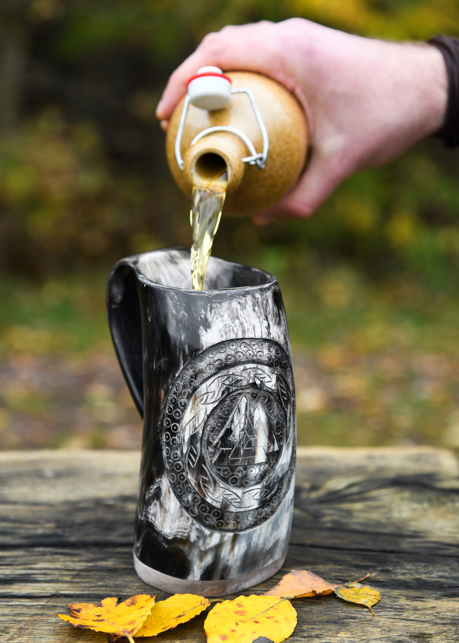 Hornbecher, Bierkrug mit Holzboden und Valknut-Motiv Nr.1