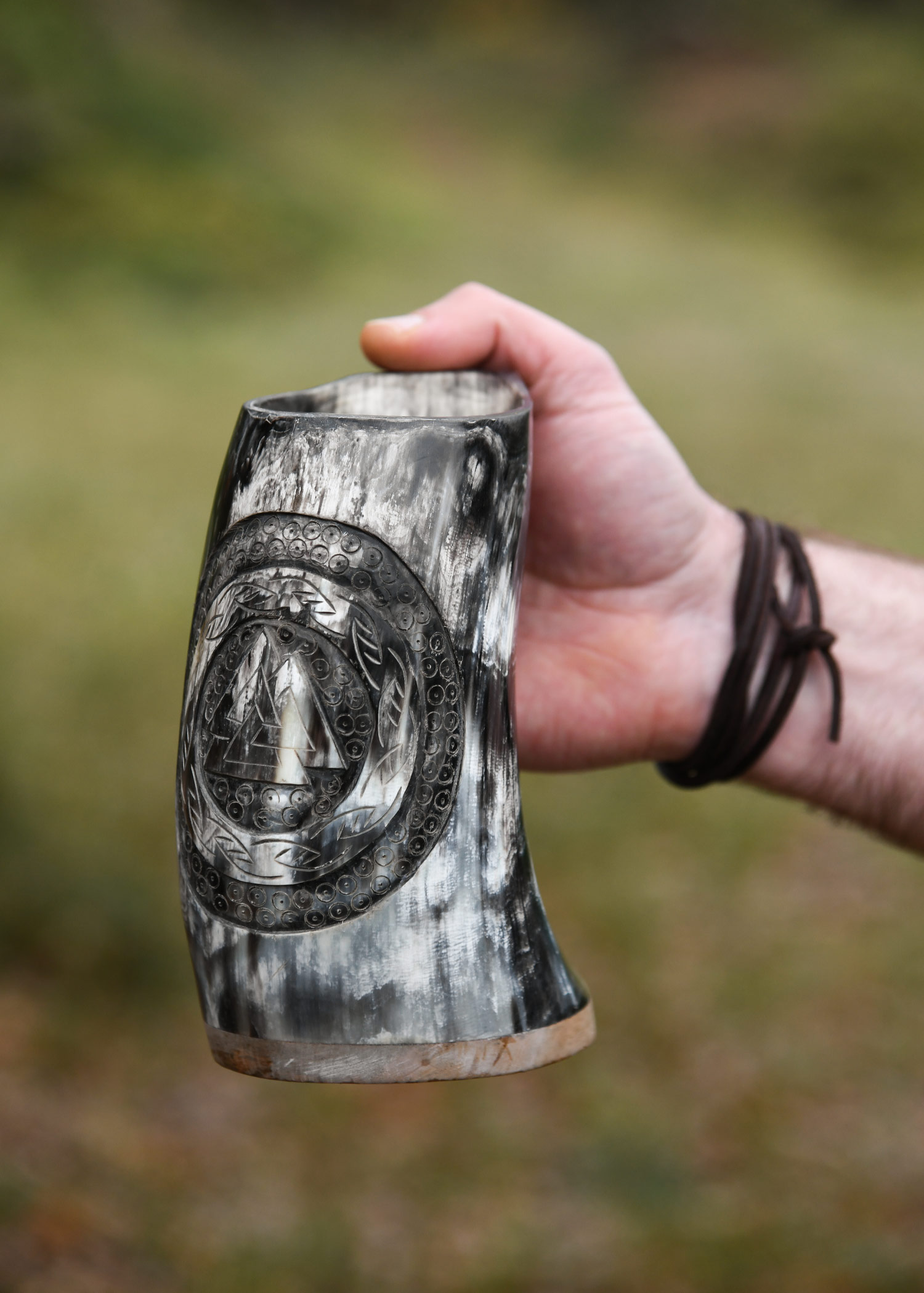 Hornbecher, Bierkrug mit Holzboden und Valknut-Motiv Nr.1