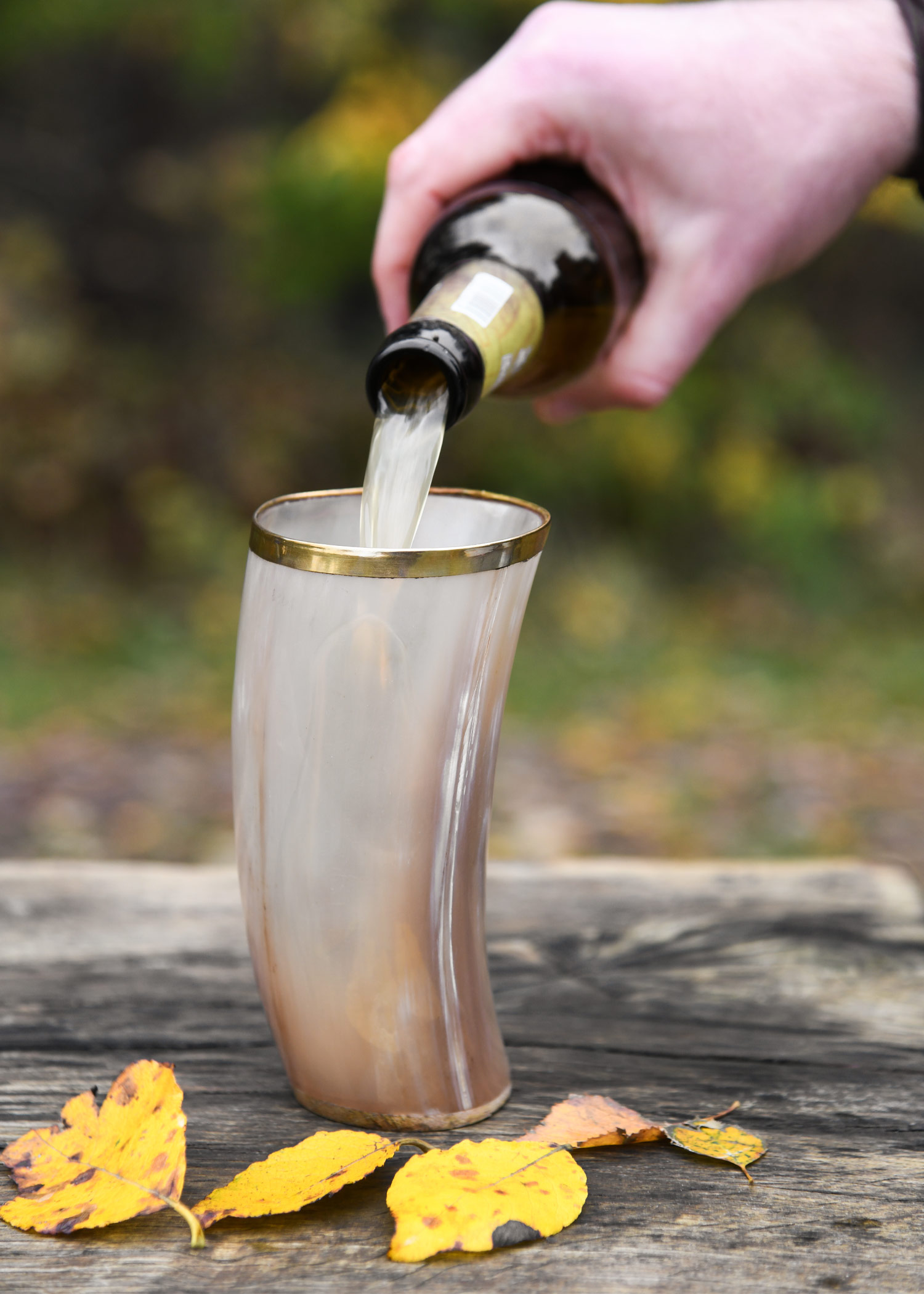 Trinkbecher aus Horn mit Messingrand, ohne Henkel Trinkbecher aus Horn mit Messingrand, ohne Henkel