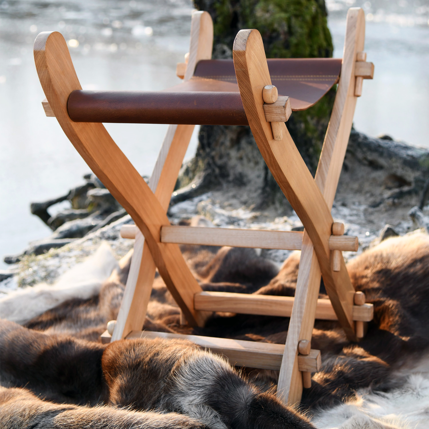 Mittelalter-Scherenstuhl mit Ledersitz Mittelalter-Scherenstuhl mit Ledersitz