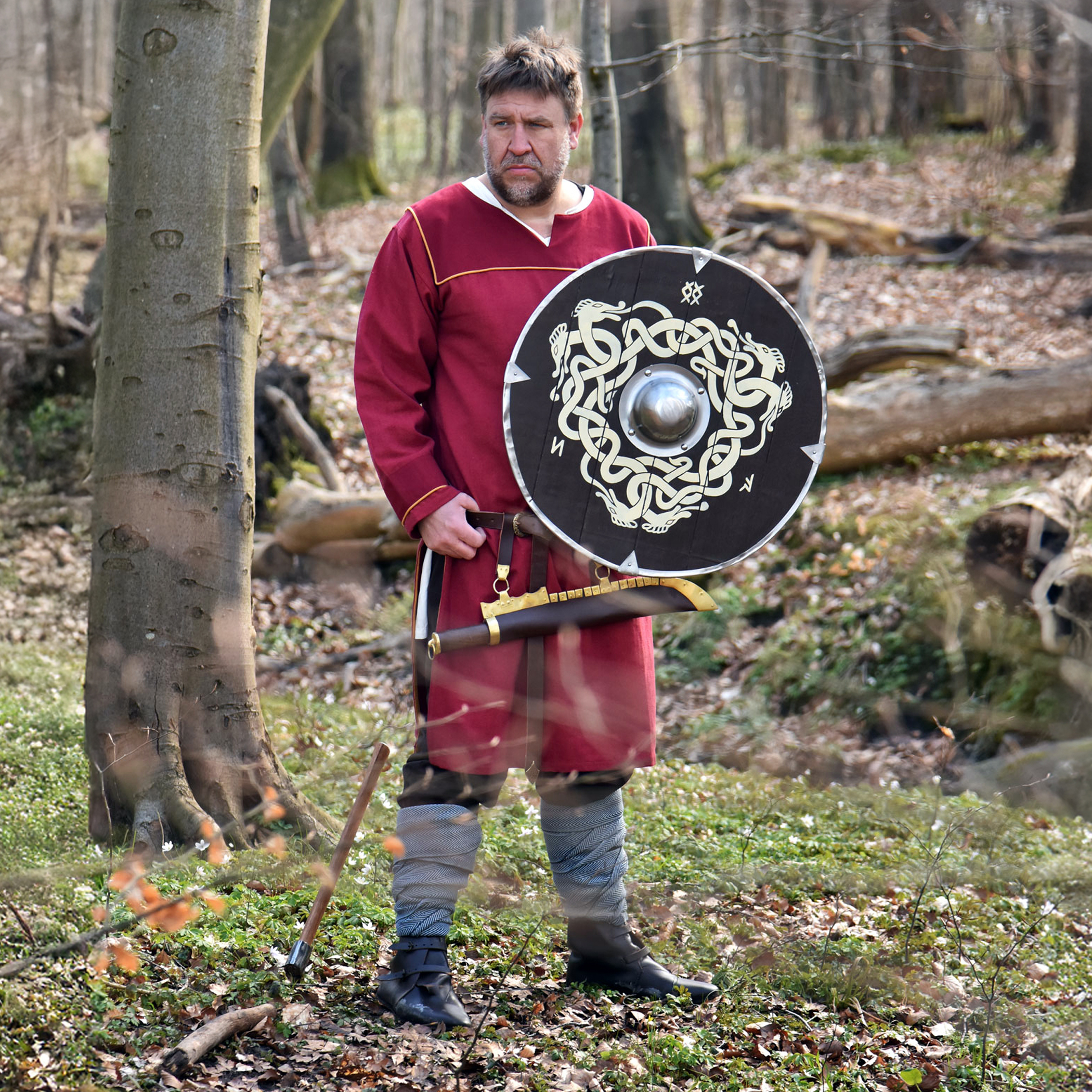 Angelsächsischer Schild mit Schlangenmotiv und Runen, 61 cm