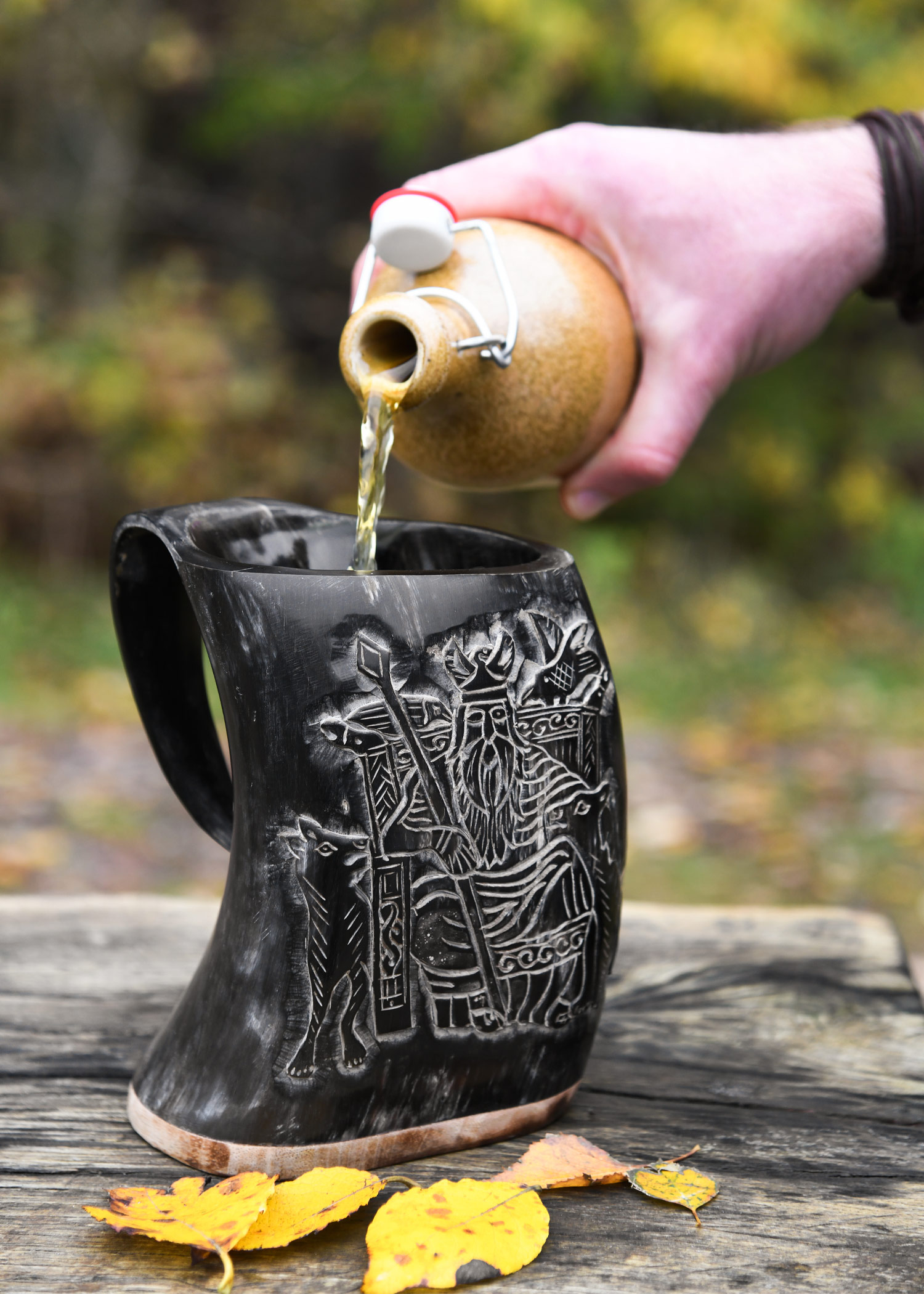 Hornbecher, Bierkrug mit Holzboden und Odin-Motiv Hornbecher, Bierkrug mit Holzboden und Odin-Motiv