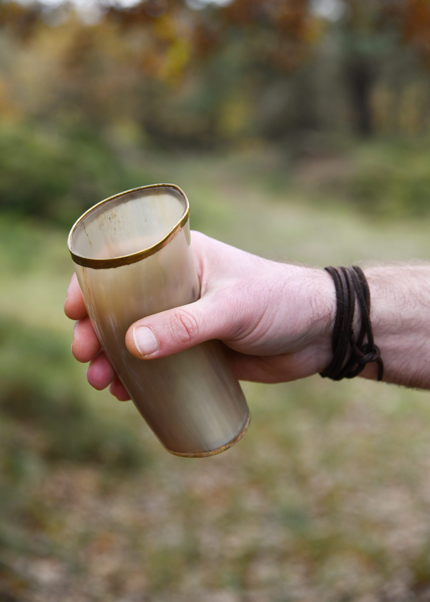 Trinkbecher aus Horn mit Messingrand, ohne Henkel Trinkbecher aus Horn mit Messingrand, ohne Henkel