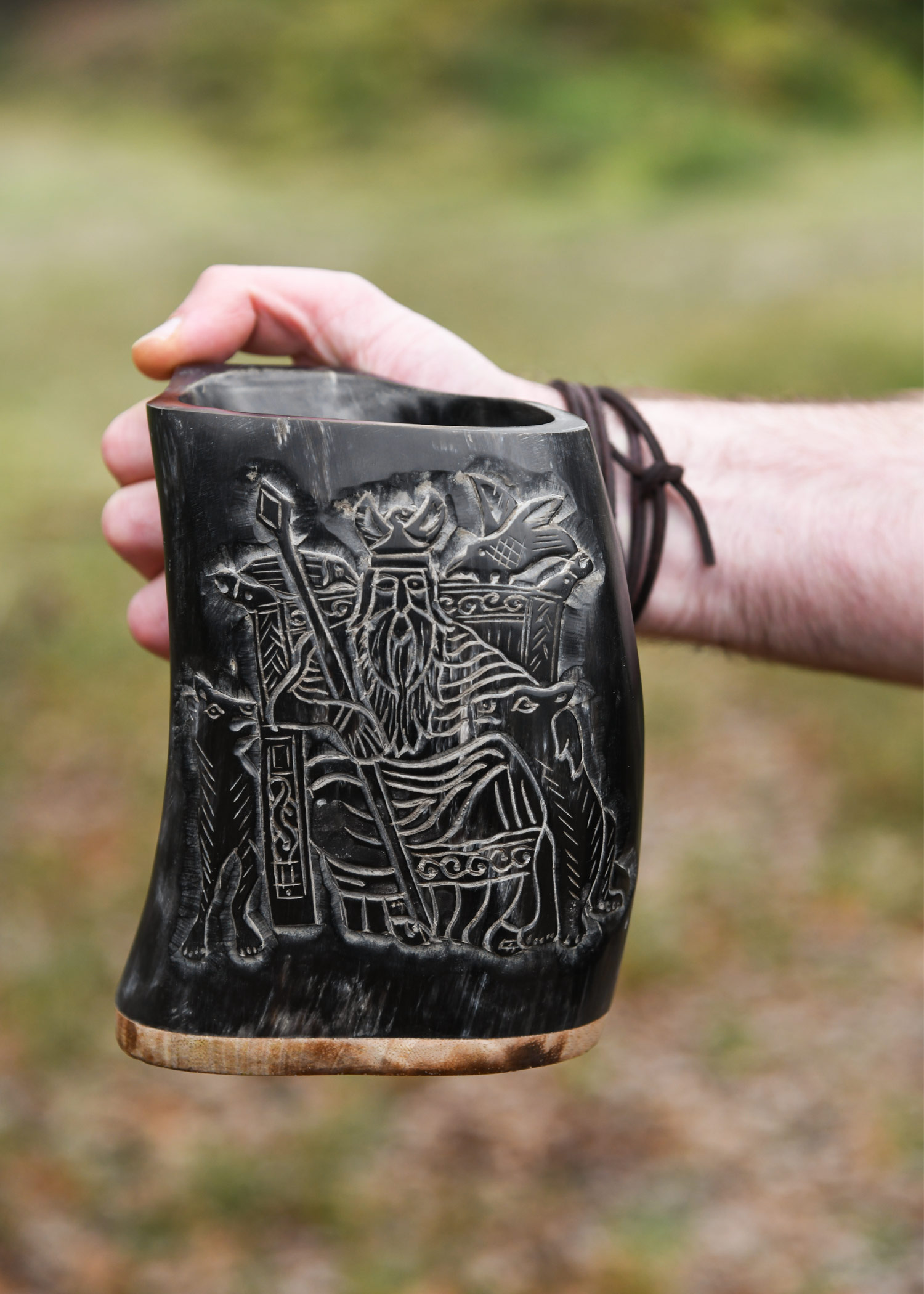Hornbecher, Bierkrug mit Holzboden und Odin-Motiv Hornbecher, Bierkrug mit Holzboden und Odin-Motiv