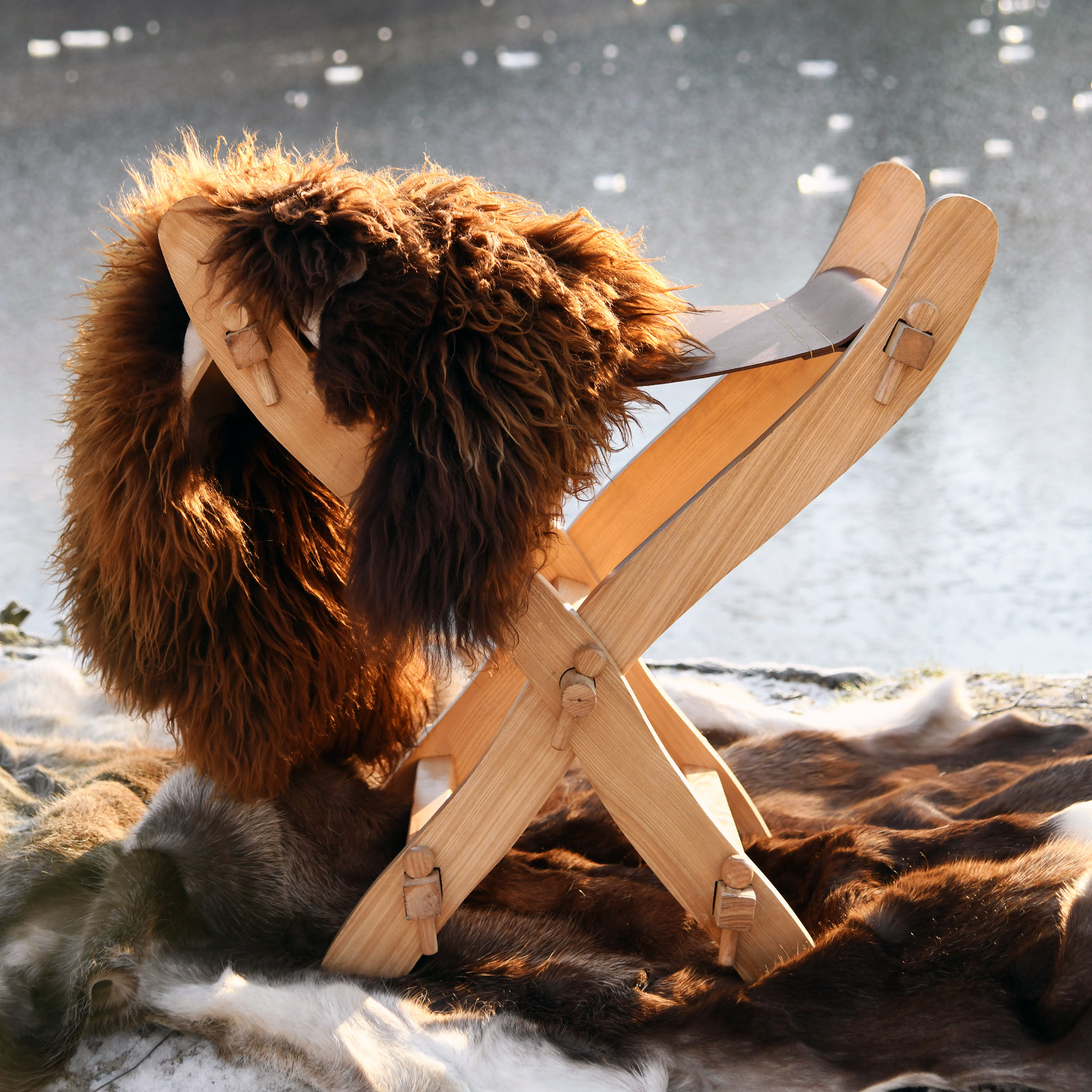 Mittelalter-Scherenstuhl mit Ledersitz Mittelalter-Scherenstuhl mit Ledersitz