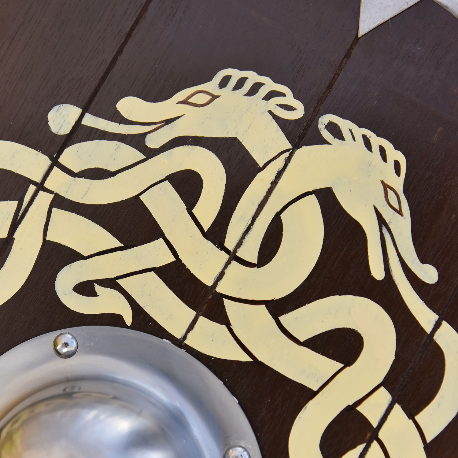 Angelsächsischer Schild mit Schlangenmotiv und Runen, 61 cm
