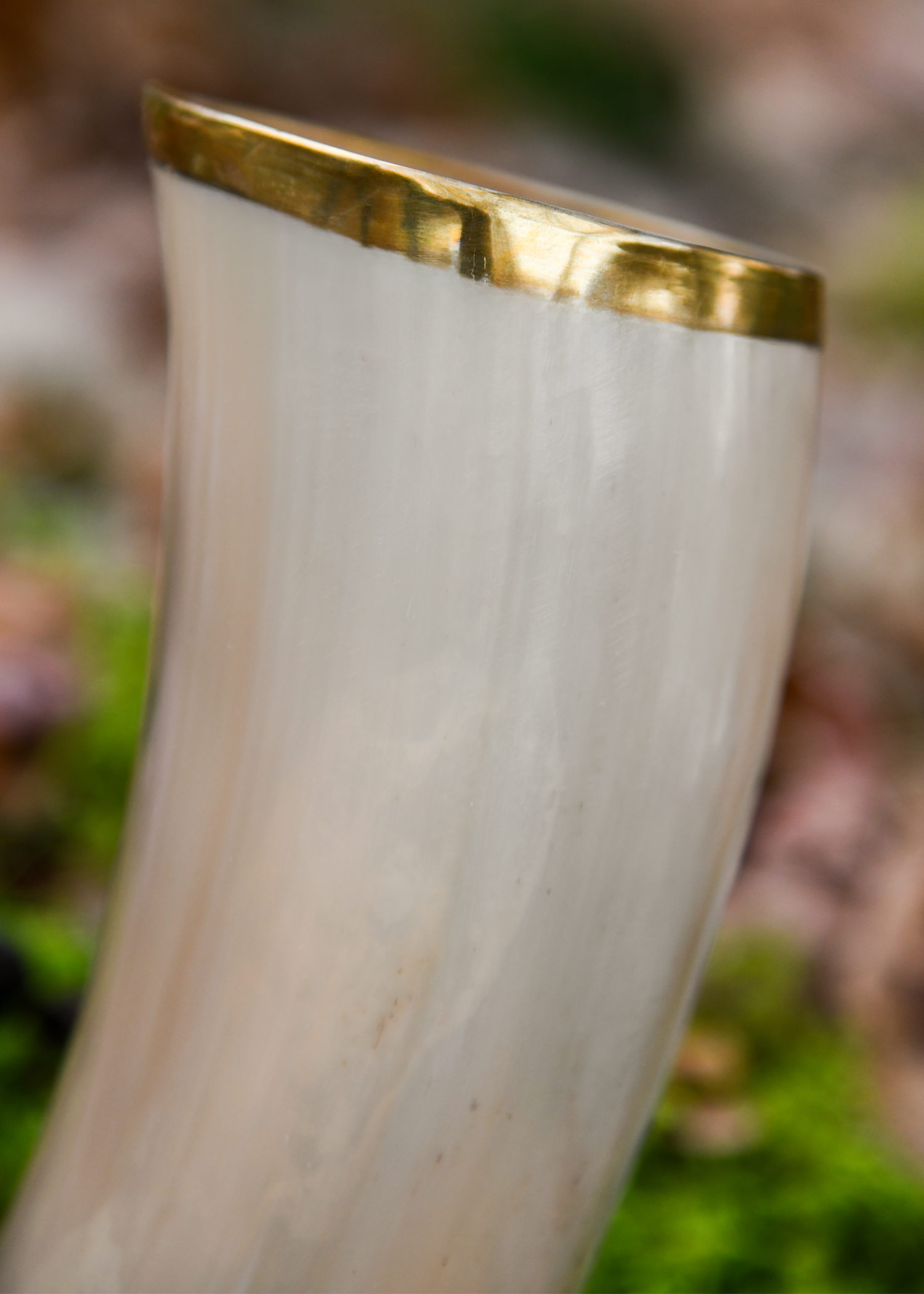 Trinkbecher aus Horn mit Messingrand, ohne Henkel Trinkbecher aus Horn mit Messingrand, ohne Henkel
