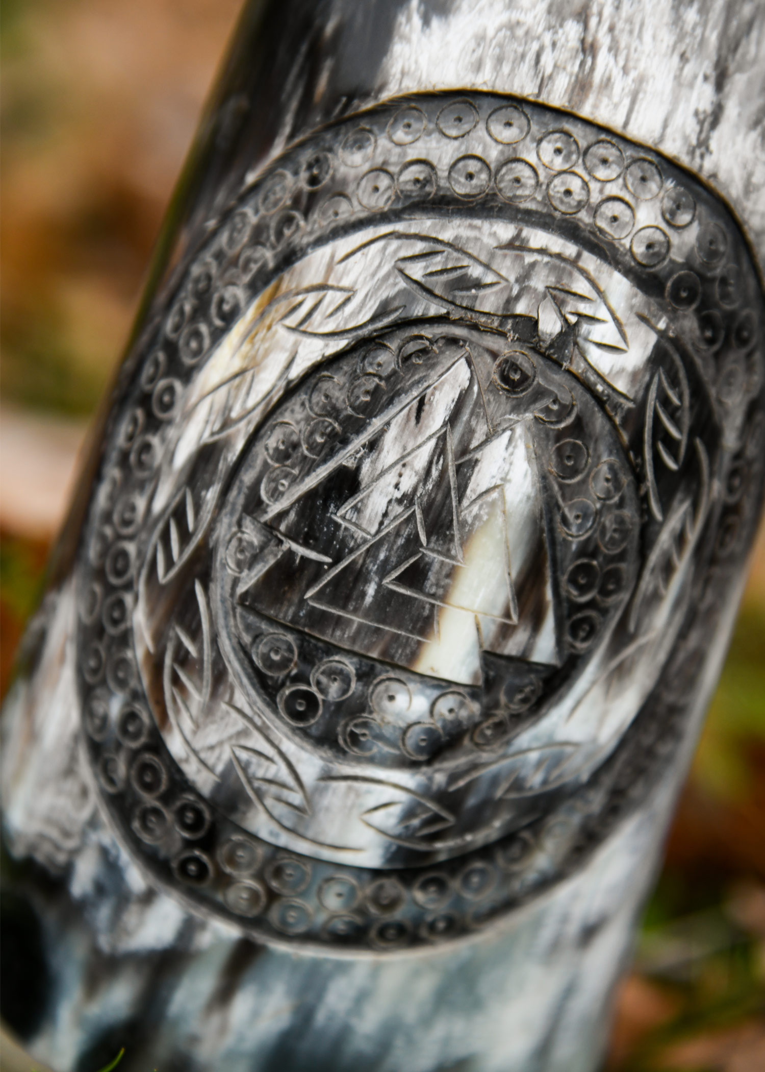 Hornbecher, Bierkrug mit Holzboden und Valknut-Motiv Nr.1
