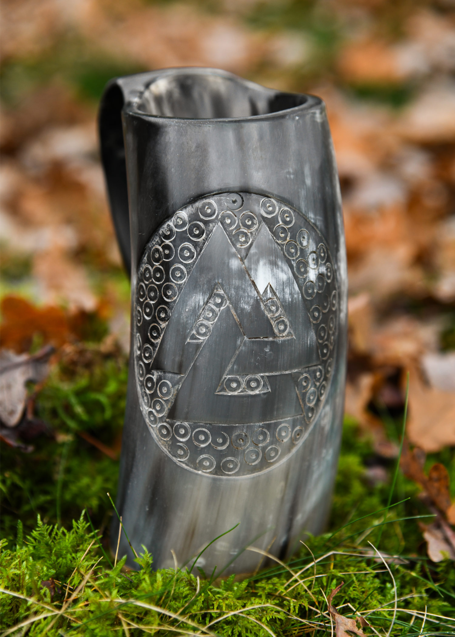 Hornbecher, Bierkrug mit Holzboden und Valknut-Motiv Nr. 2 Hornbecher, Bierkrug mit Holzboden und Valknut-Motiv Nr. 2