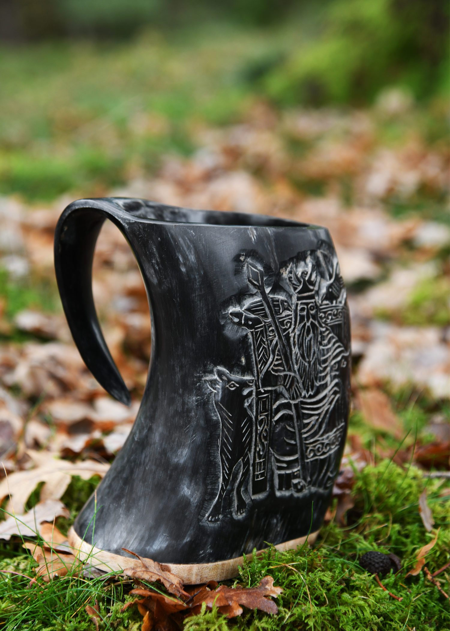 Hornbecher, Bierkrug mit Holzboden und Odin-Motiv Hornbecher, Bierkrug mit Holzboden und Odin-Motiv