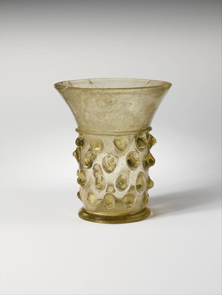 Spätmittelalterlicher Glasbecher mit Noppendekor, nach Original aus Böhmen Spätmittelalterlicher Glasbecher mit Noppendekor, nach Original aus Böhmen