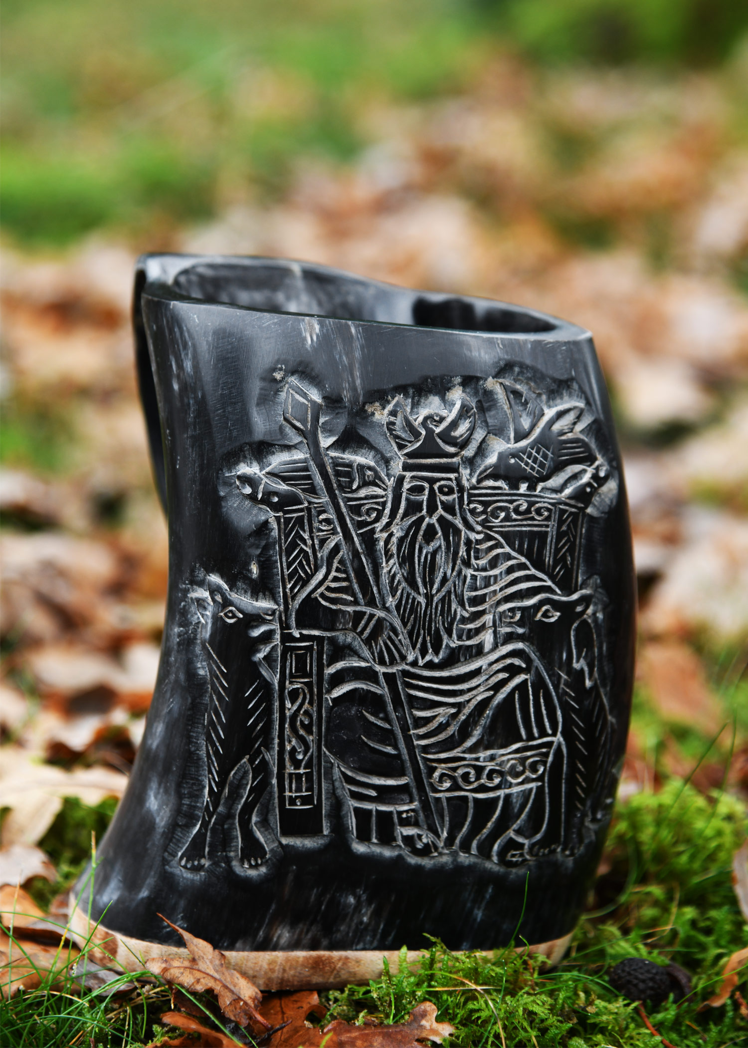 Hornbecher, Bierkrug mit Holzboden und Odin-Motiv Hornbecher, Bierkrug mit Holzboden und Odin-Motiv