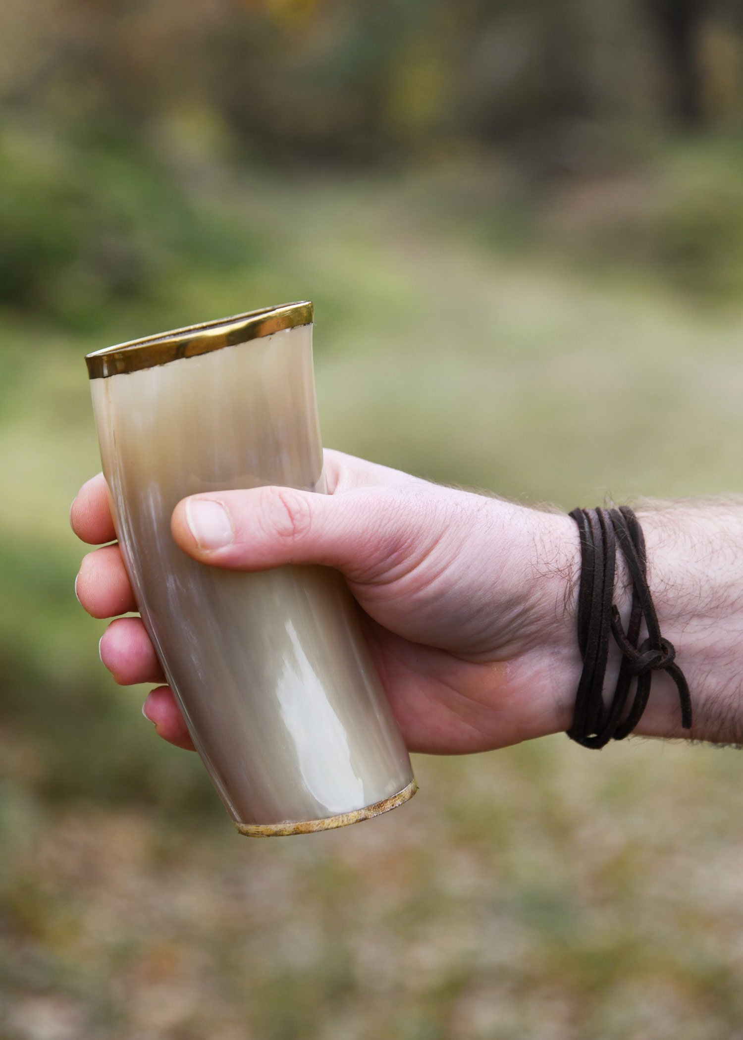 Trinkbecher aus Horn mit Messingrand, ohne Henkel Trinkbecher aus Horn mit Messingrand, ohne Henkel