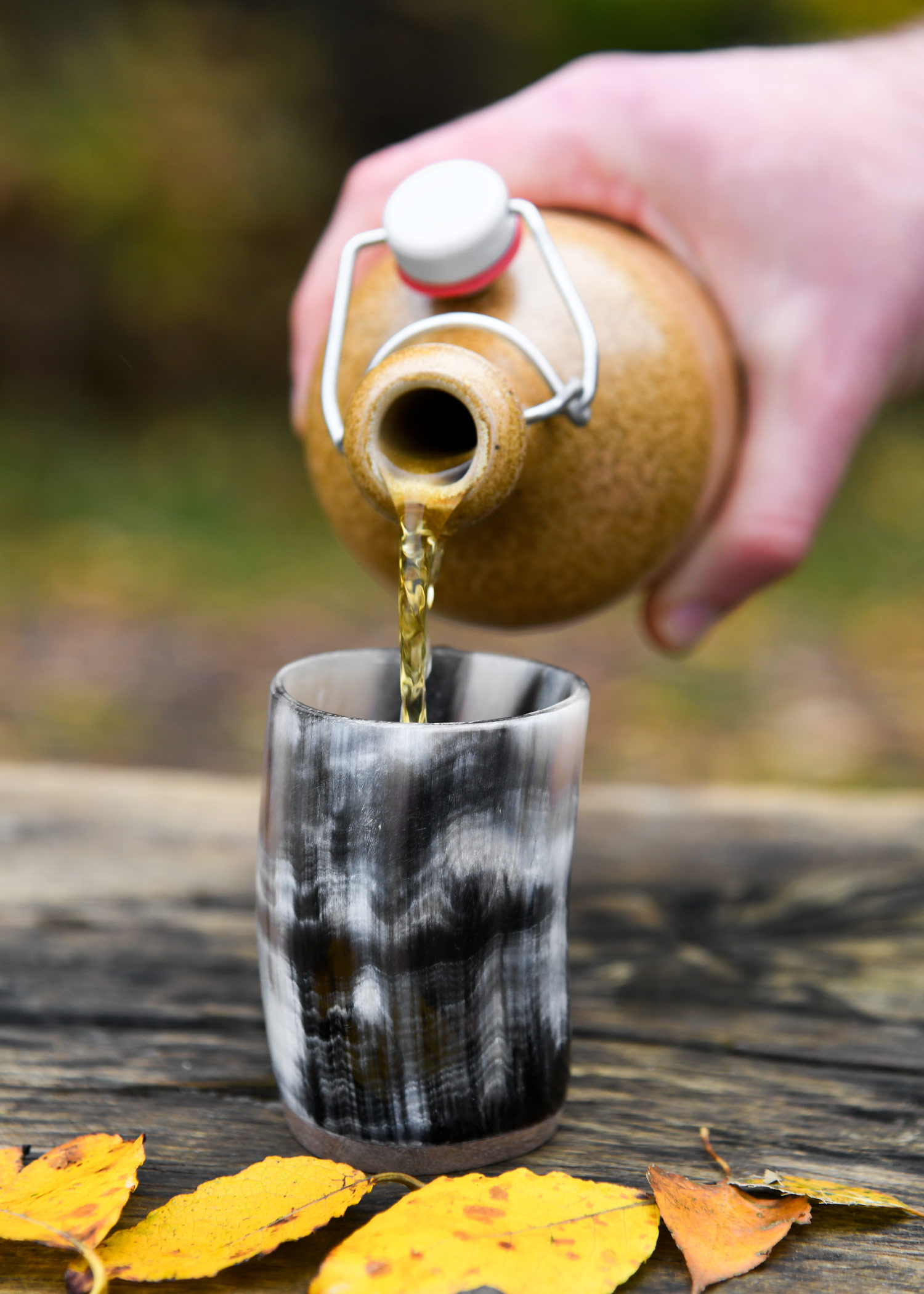 Kleiner Hornbecher mit Holzboden, ohne Henkel Kleiner Hornbecher mit Holzboden, ohne Henkel