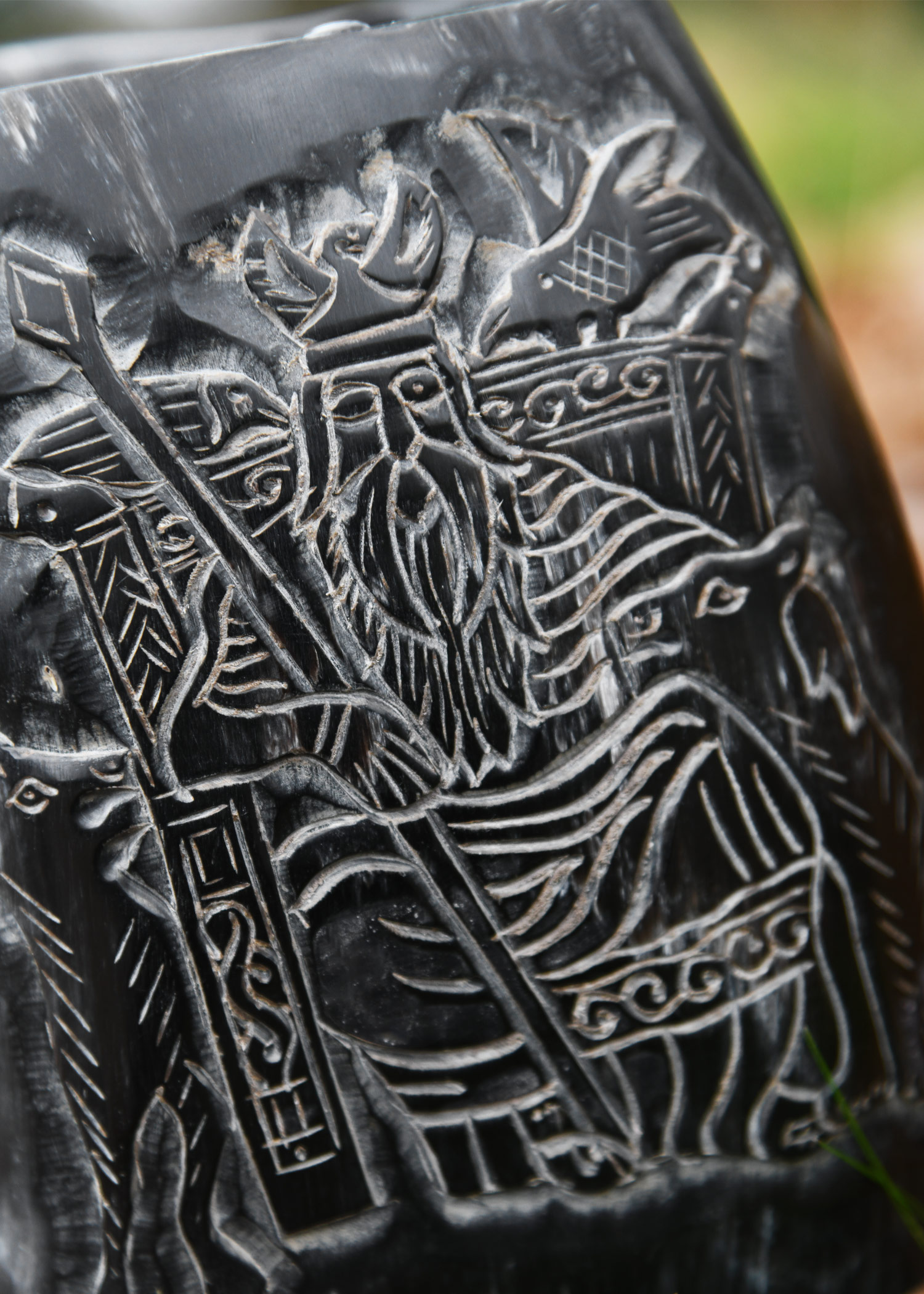 Hornbecher, Bierkrug mit Holzboden und Odin-Motiv Hornbecher, Bierkrug mit Holzboden und Odin-Motiv