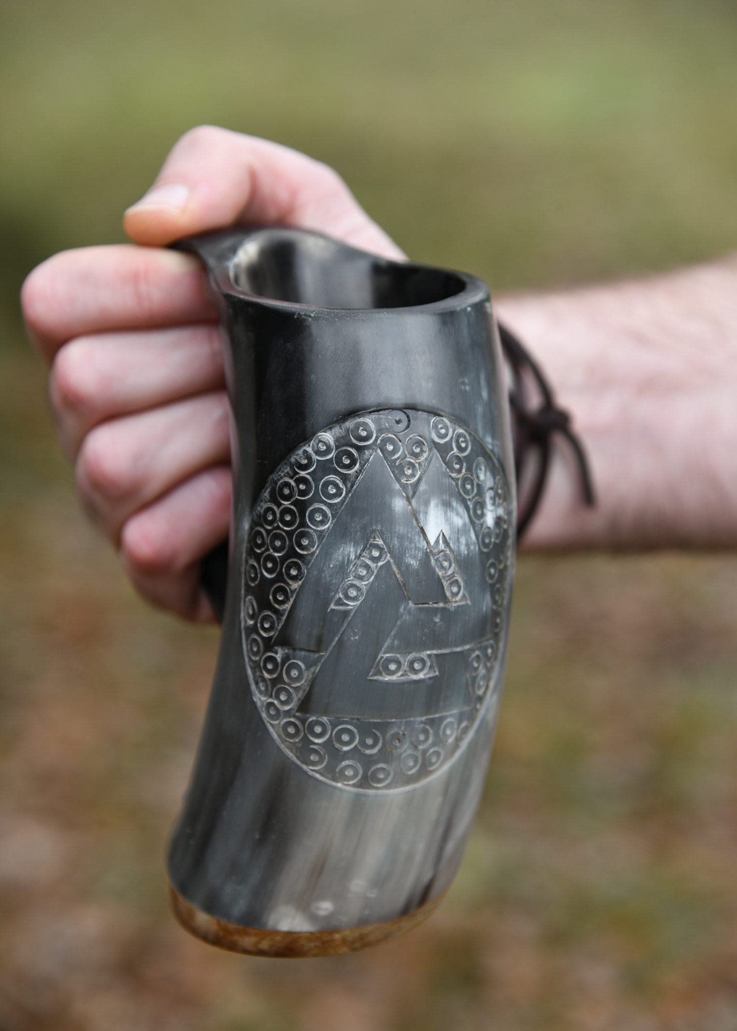 Hornbecher, Bierkrug mit Holzboden und Valknut-Motiv Nr. 2 Hornbecher, Bierkrug mit Holzboden und Valknut-Motiv Nr. 2