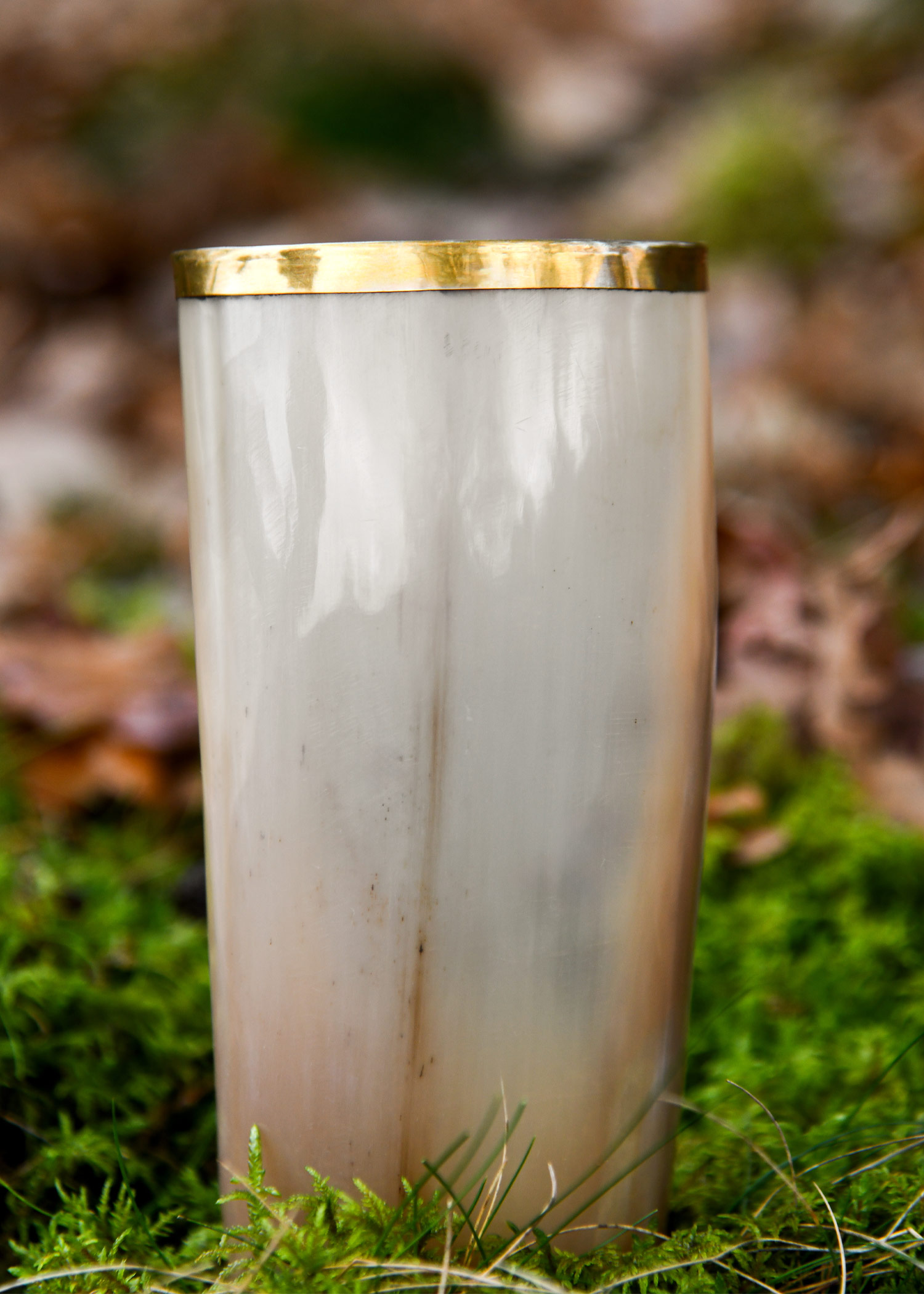 Trinkbecher aus Horn mit Messingrand, ohne Henkel Trinkbecher aus Horn mit Messingrand, ohne Henkel